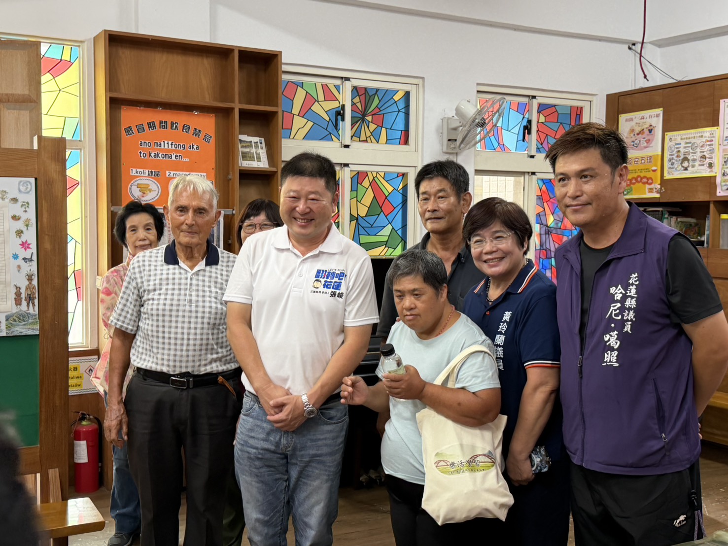 張峻(前排中)今(30)日在南區縣議員黃玲蘭及哈尼.噶照陪同下,前往玉里天主堂捐贈一批民生愛心物資,向長期投入花蓮南區弱勢照顧工作的劉一峰神父致意。(圖/記者 趙靜姸翻攝)