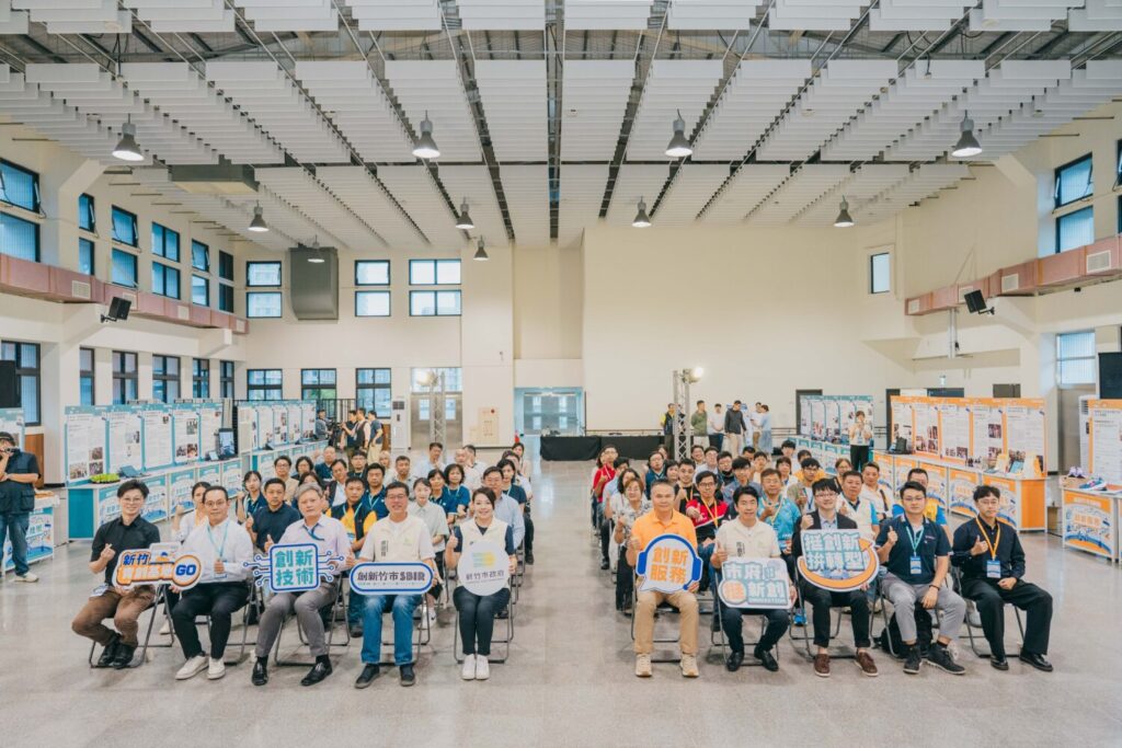 竹市府舉行地方型SBIR成果發表會,與績優企業及與會貴賓合影。(圖/新竹市政府提供)