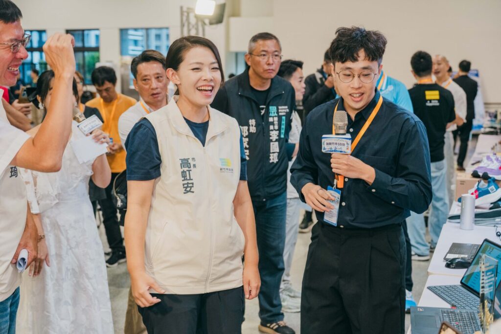 新竹市長高虹安與企業代表交流,了解創新研發成果。(圖/新竹市政府提供)