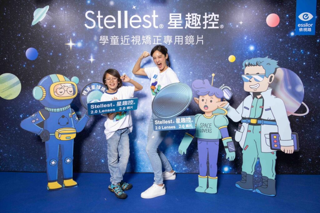 Janet謝怡芬的帥兒Egan首度跨海母子公開同台化身「星趣控視覺星球領航員」。(圖/依視路陸遜梯卡 提供)