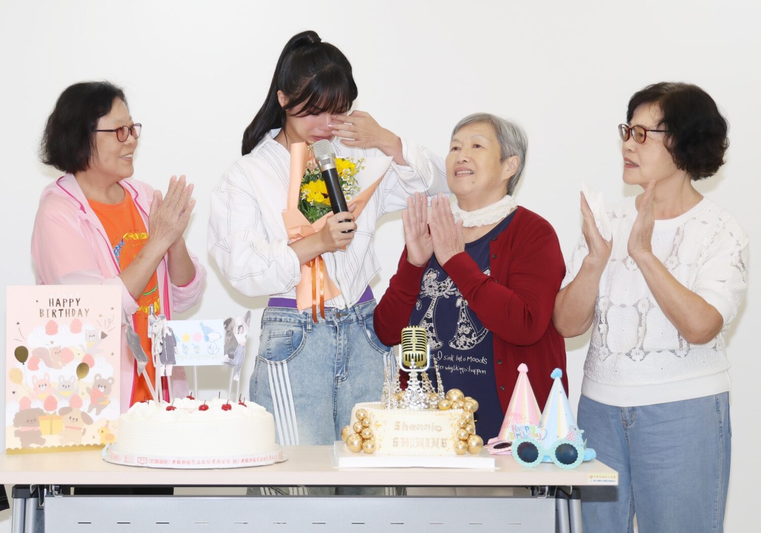 長輩驚喜為她慶生讓林芯儀感動落淚。(圖/紅心字會 提供)