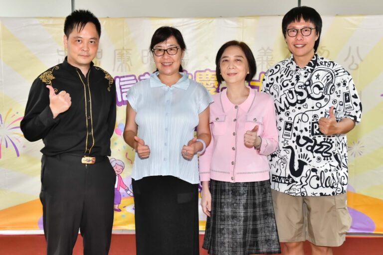 左起-國際知名魔術師黃信凱、紅心字會理事長劉曉蘋、秘書長李顯文、金鐘獎主持張啟樂,一同歡慶信義老人中心週年慶。(圖/紅心字會 提供)
