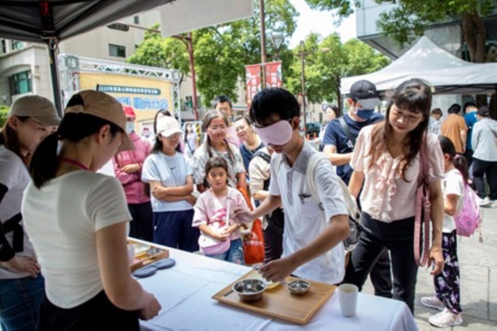 「有愛無礙 職向未來」身障就業結合市集29日圓滿落幕，民眾親身體驗視障的生活情境。(圖／主辦單位提供)