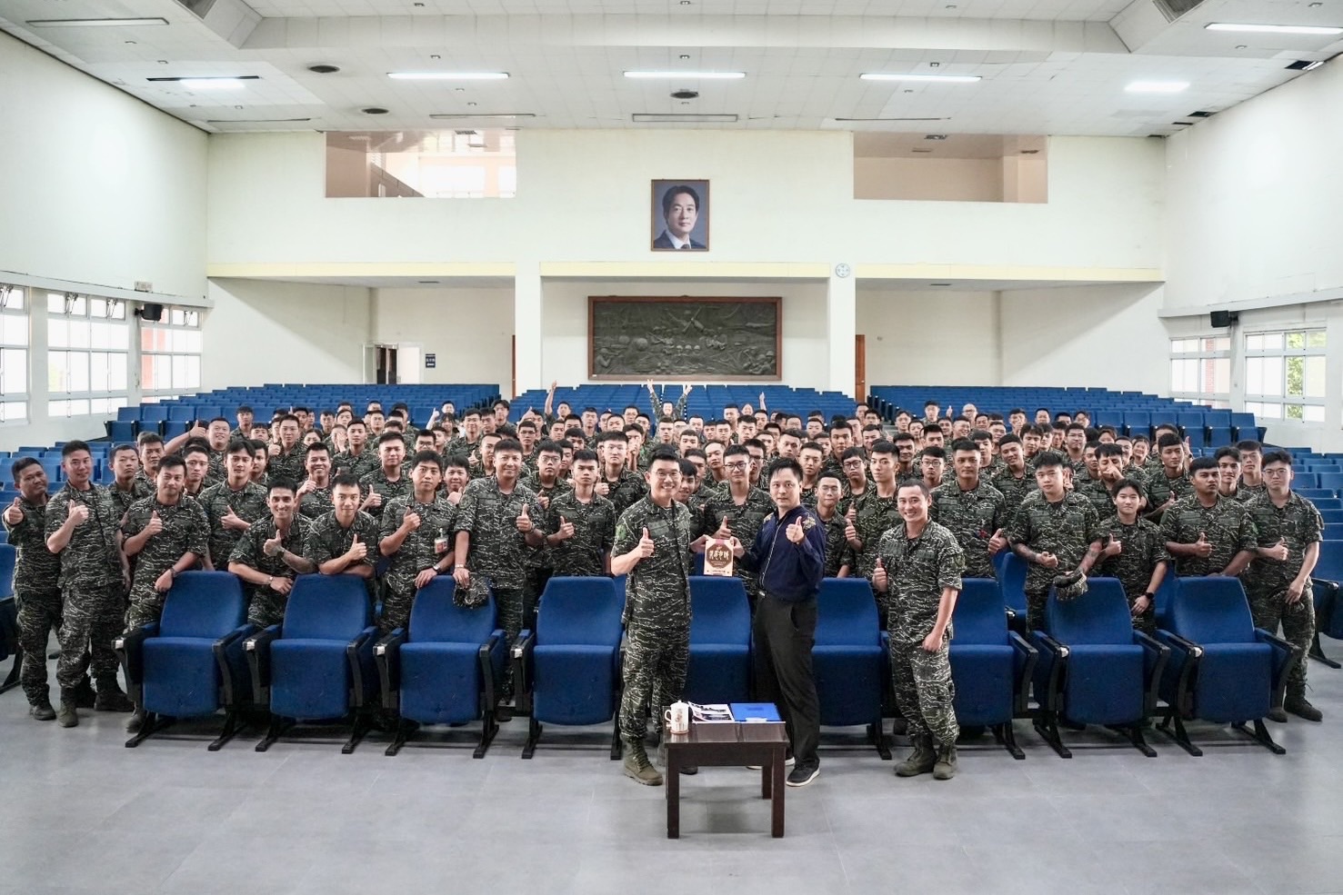 國際魔術大師黃信凱化身國軍心輔講師，400場軍中講座，用魔術與生命故事傳遞溫暖，強化官兵韌性。(圖/紅心字會 提供)