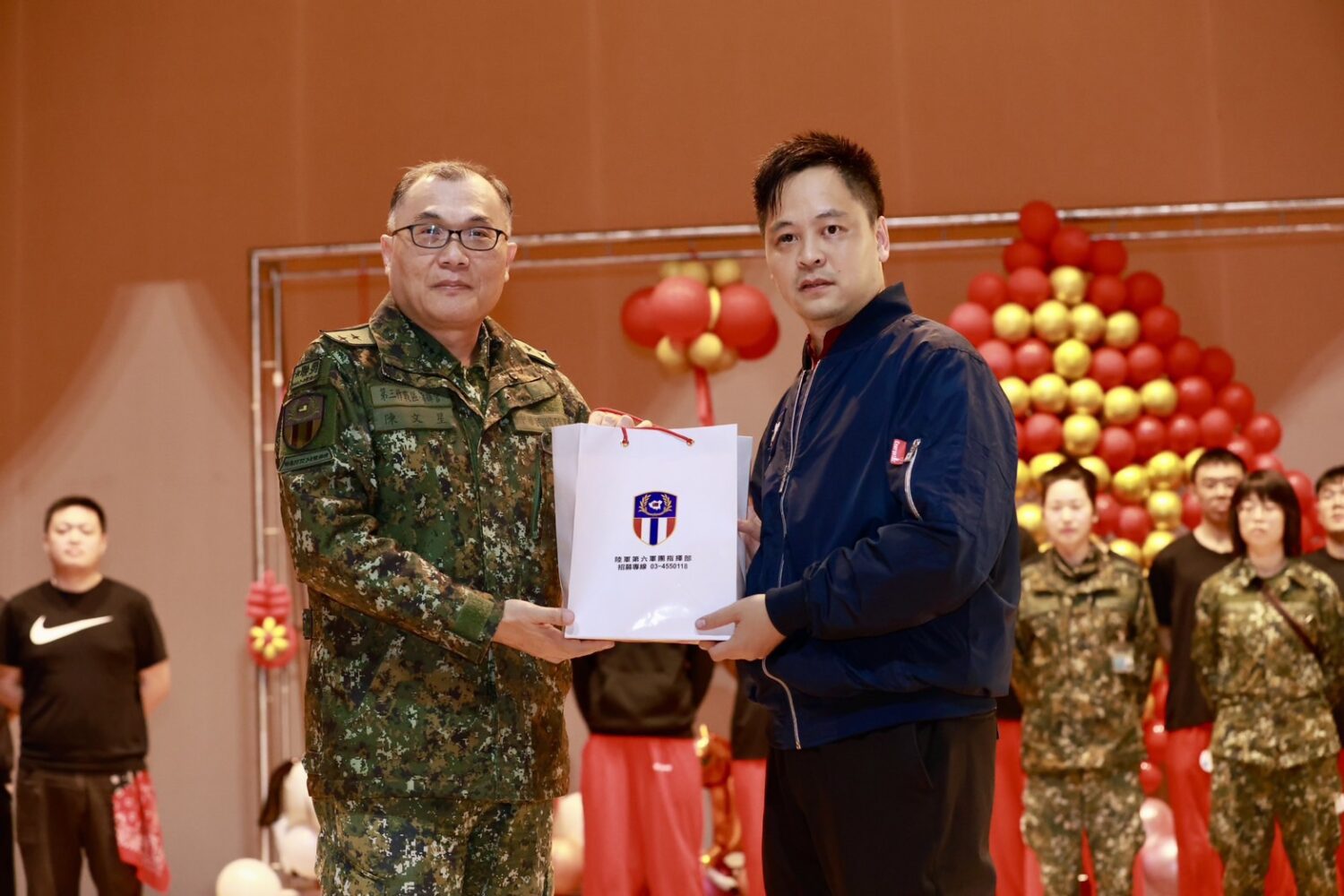 左起-國防部常務次長陳文星中將是開啟黃信凱「魔術結合生命故事」演講的貴人。(圖/紅心字會 提供)