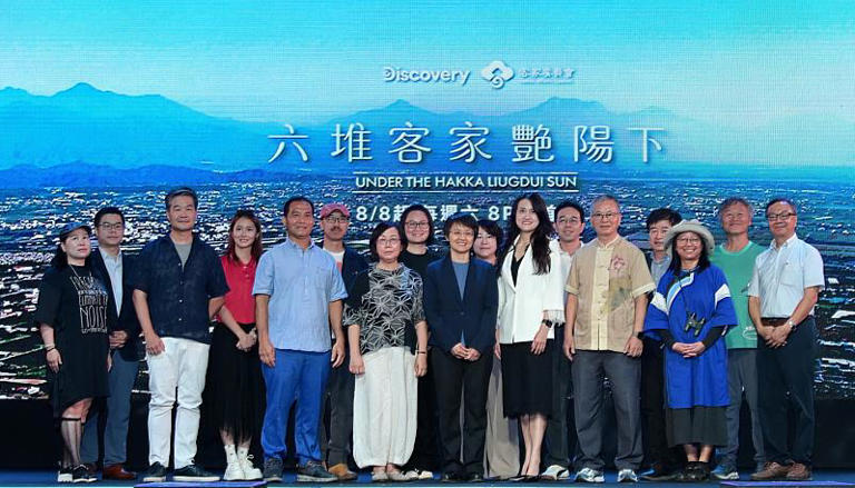 客委會主委古秀妃(前排右4)、華納兄弟探索集團馬艶華發行長(前排右3)與《六堆客家豔陽下》拍攝嘉賓合影。(圖/業者 提供)