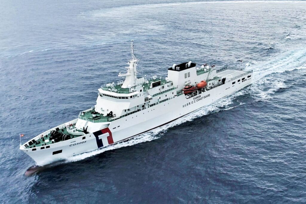 海巡署調派「台北艦」等艦艇全程掌握與監控。（圖／海巡署）