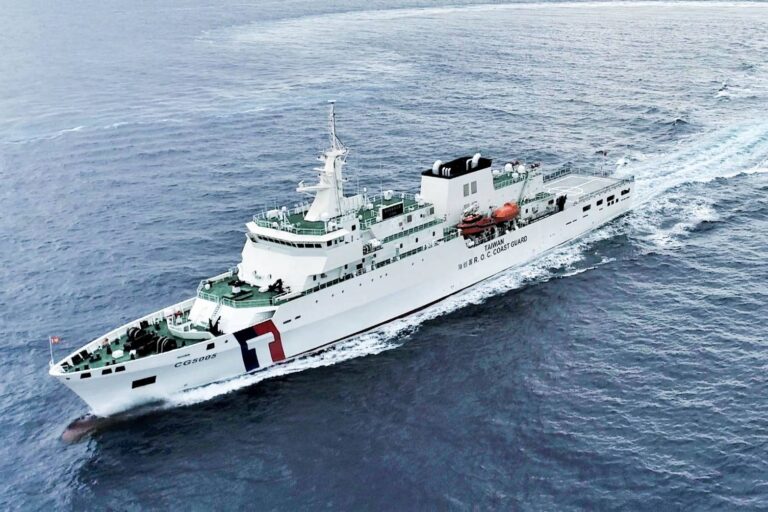 海巡署調派「台北艦」等艦艇全程掌握與監控。(圖/海巡署)