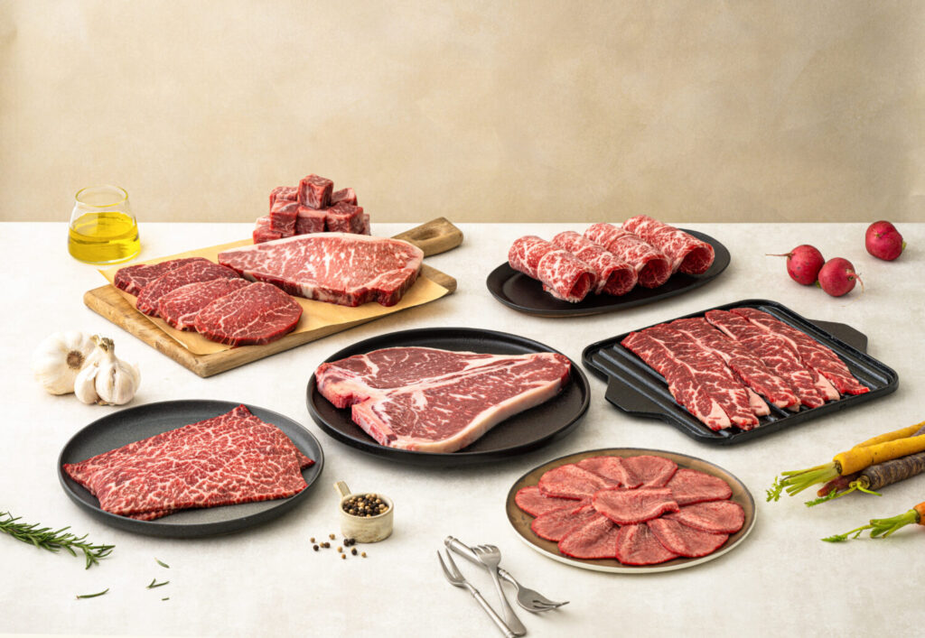 多款冷藏牛肉一次陳列,從牛排、火鍋肉片到不同部位切肉,提供消費者多元選擇。(圖/富可食品提供)