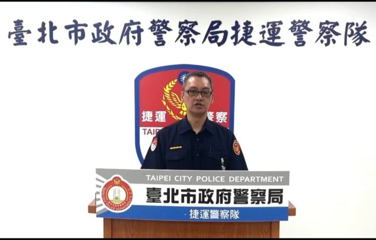 捷運警察隊第一分隊小隊長胡振明說明事發情況。(圖/記者李健興 翻攝)
