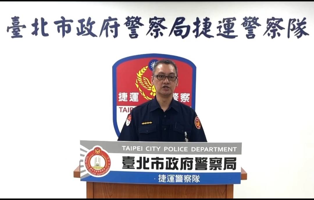 捷運警察隊第一分隊小隊長胡振明說明事發情況。(圖/記者李健興 翻攝)