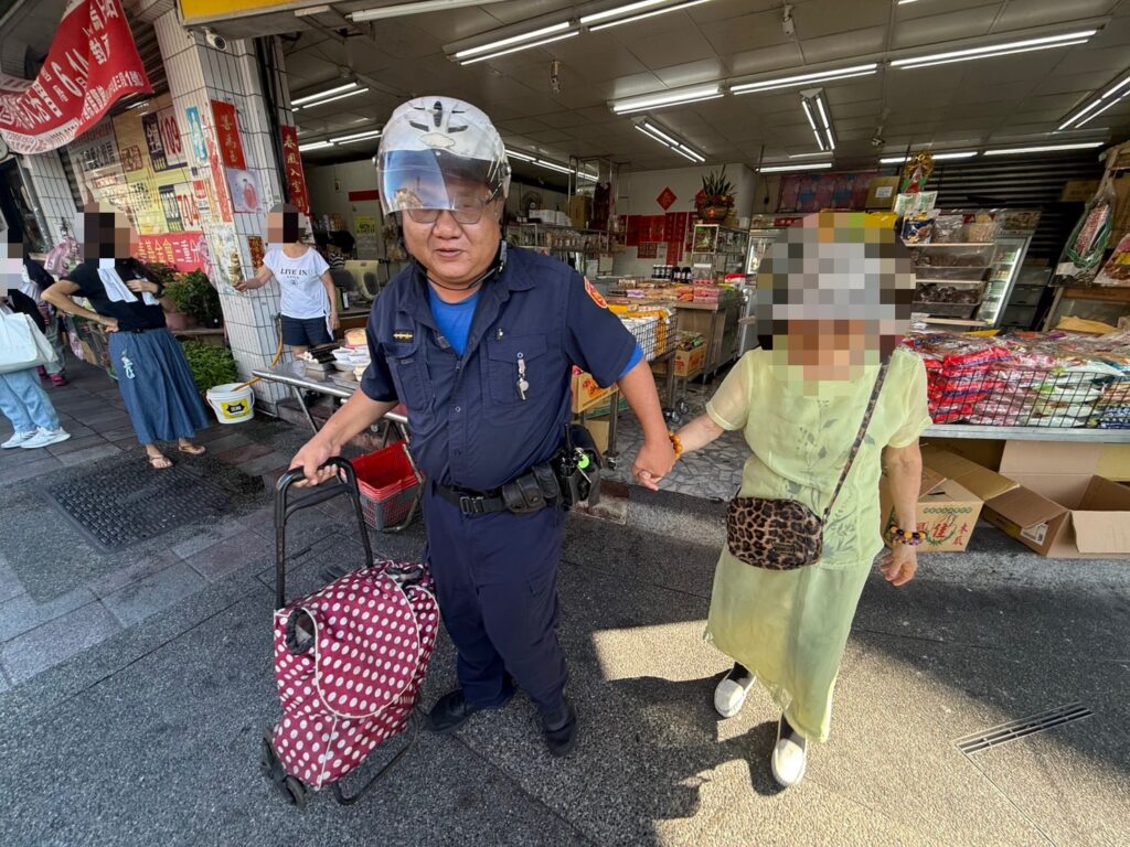 員警立即將陳婦安置於派出所休息。(圖／記者李健興 翻攝）