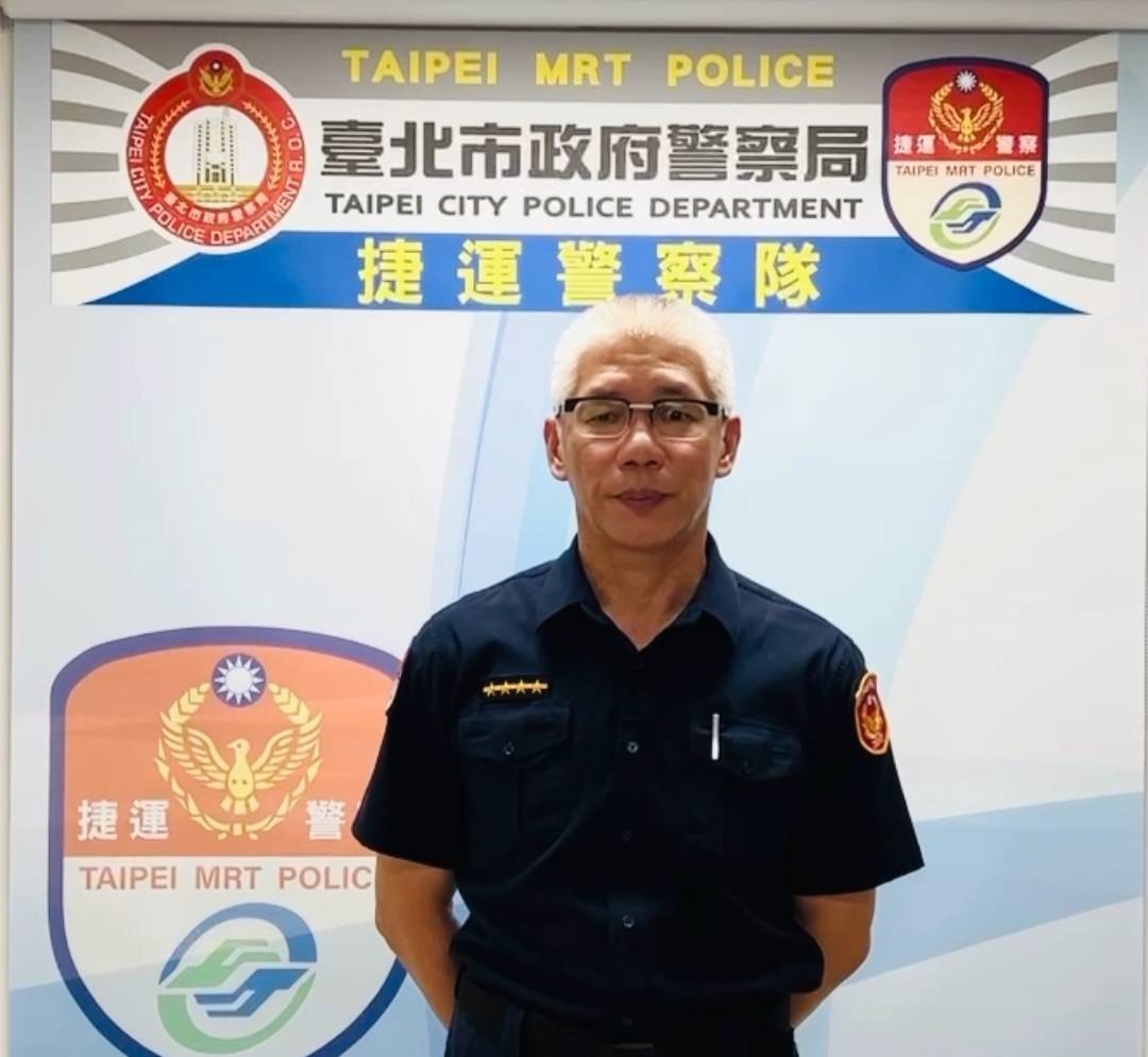 捷運警察隊第三分隊分隊長黃子豐說明事發情況。(圖/記者李健興 翻攝)