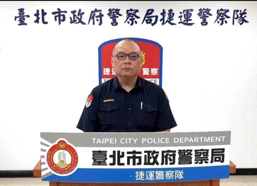 捷運警察隊第一分隊分隊長郭書嘉說明事發情況。(圖／記者李健興 翻攝）