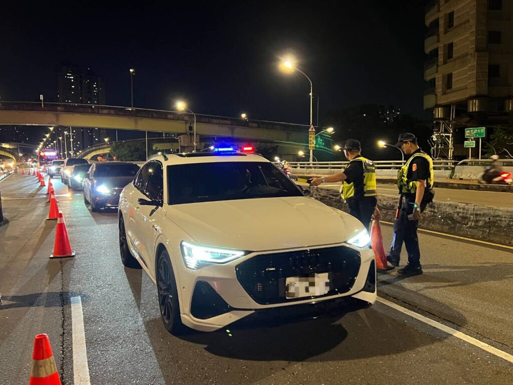 警方展開第六波全市同步取締毒（酒）駕專案勤務。(圖／記者李健興 翻攝）