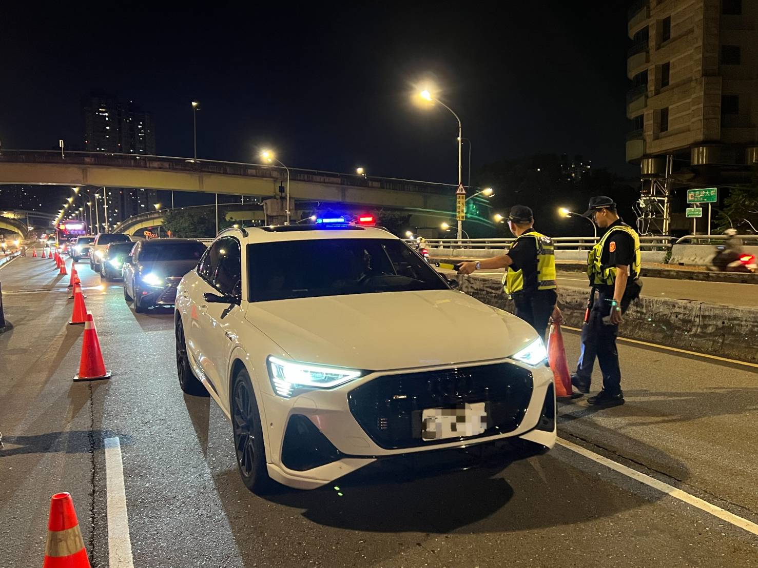 警方展開第六波全市同步取締毒（酒）駕專案勤務。(圖／記者李健興 翻攝）