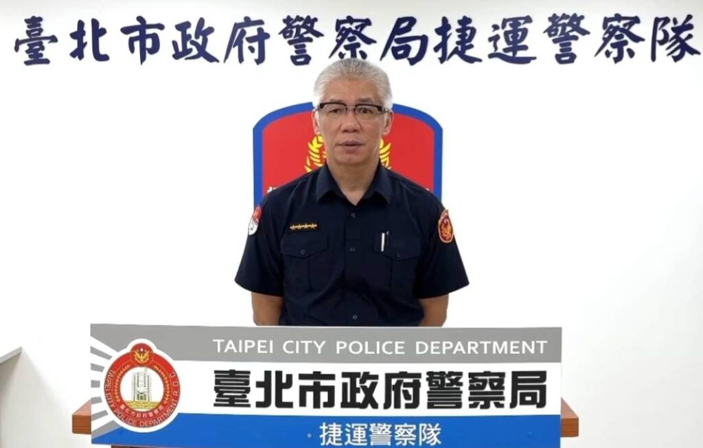 捷運警察隊第三分隊分隊長黃子豐說明事發情況。(圖／記者李健興 翻攝）
