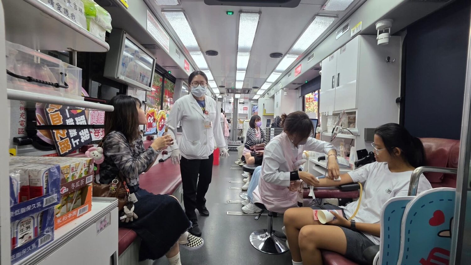 儘管活動期間遭逢大雨,仍有不少熱心民眾不畏風雨前往響應。(圖/翻攝自網路)