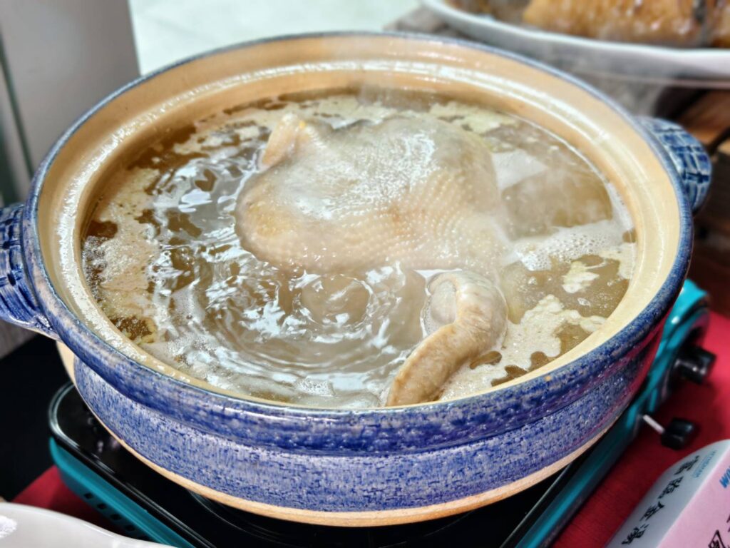 「JJ將進酒私廚」推出富臨金湯鳳吞翅,以傳統粵菜技法呈現經典宴席風味。(圖/林口爵怡溫德姆酒店提供)