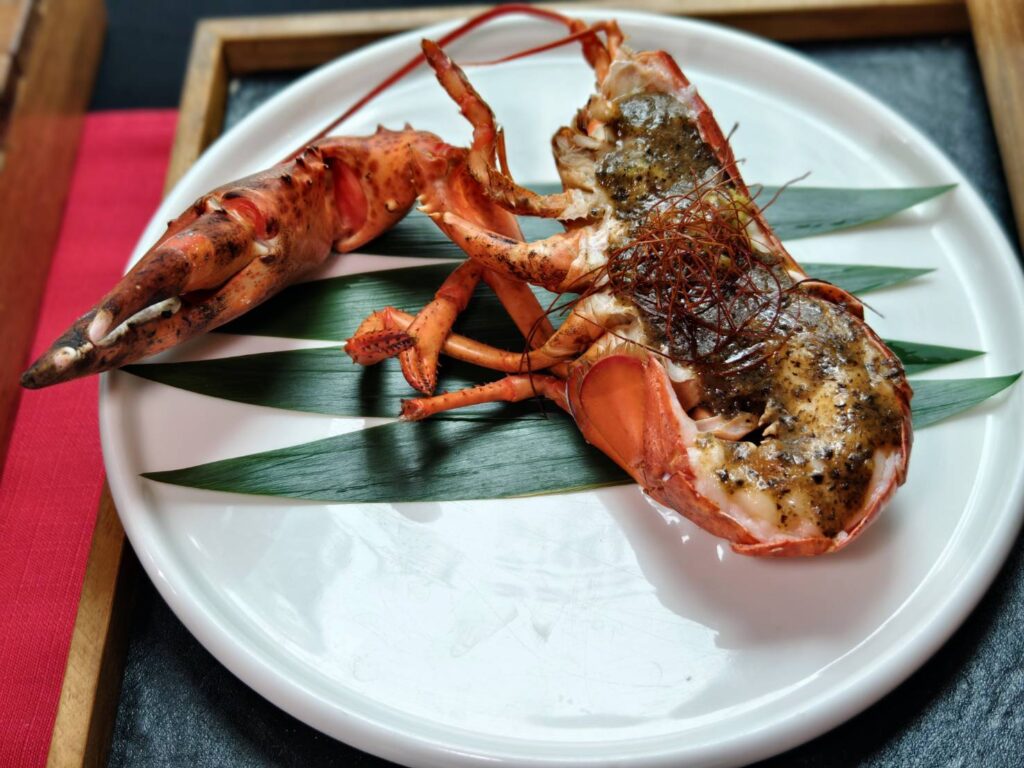「青山日本料理」結合東西方料理元素,推出松露奶油龍蝦等時令菜色。(圖/林口爵怡溫德姆酒店提供)