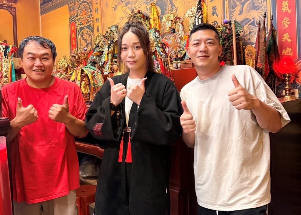 「神明翻譯機」儲君老師稱(中)、YouTuber「看你老墓」司徒建銘(左)、草爺(右)，今生為傳承先人故事結緣。(圖/紅心字會 提供)
