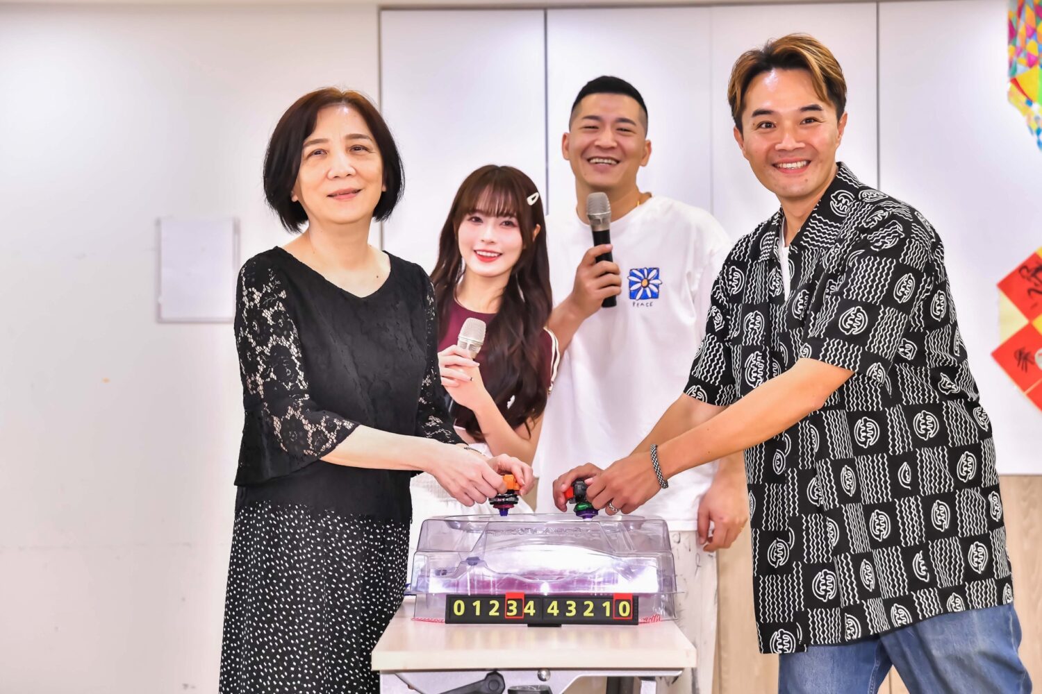 草爺、金鐘主持柯大堡、啦啦隊女神佩霓與紅心字會秘書長李顯文一起戰鬥陀螺。(圖/紅心字會 提供)