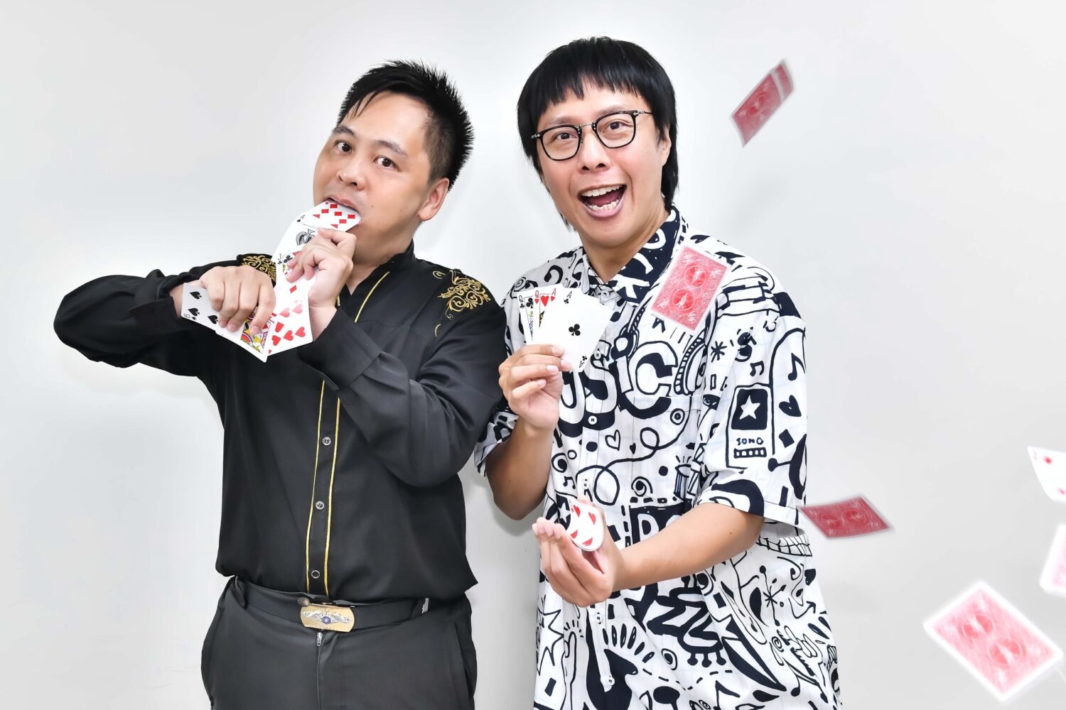 港仔台爸張啟樂拜師學藝　魔術大師黃信凱讚：魔術天份勝草爺。(圖/紅心字會 提供)