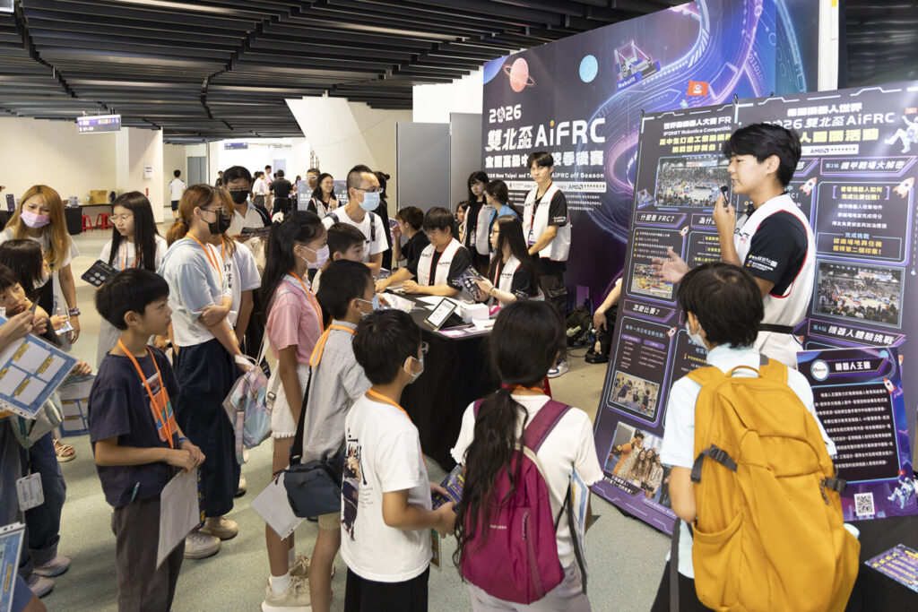 FRC參賽學生帶領中小學學童走進賽事現場,近距離認識機器人競賽與科技應用。(圖/主辦單位提供)