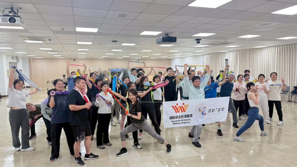 新北市巡迴運動指導－松下電器彈力帶肌力訓練。(圖／台灣運動健身產業協會提供)