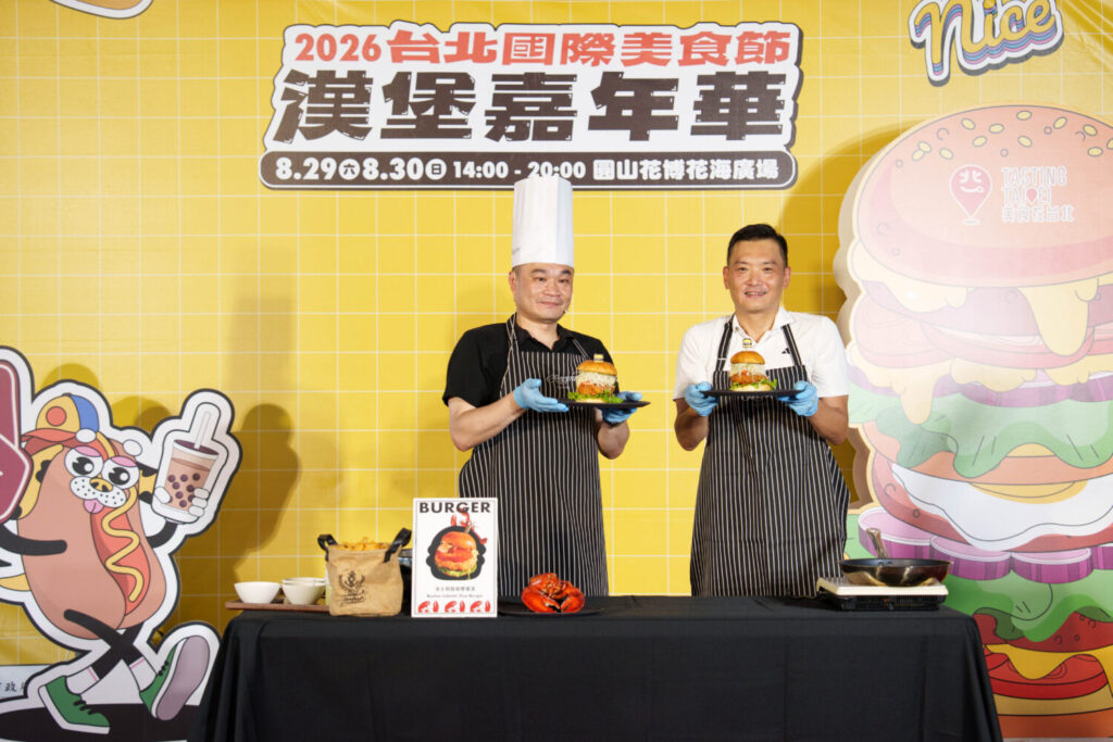 俞副祕書長與主廚一同製作專屬漢堡。(圖/主辦單位提供)