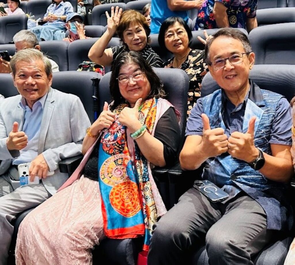(左起)國寶級客家戲曲大師鄭榮興、康慈基金會董事長吳秀娥、臺北市政府客家事務委員會主任委員吳文德。(圖/康慈基金會提供)