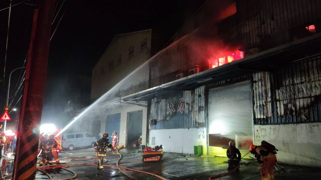 新北市新莊區新樹路268巷一處連棟鐵皮工廠，昨（23）日晚間11時15分發生嚴重火警，新北市消防局獲報後出動50輛救援車輛、115名消防人員趕赴現場投入搶救。（圖／記者 施立偉翻攝）