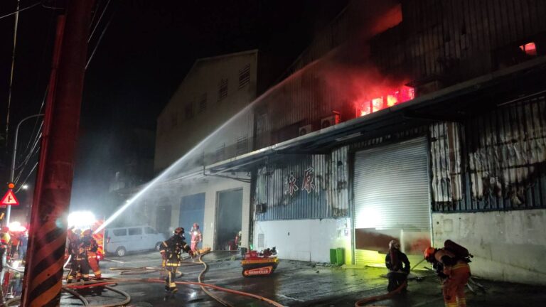 新北市新莊區新樹路268巷一處連棟鐵皮工廠，昨（23）日晚間11時15分發生嚴重火警，新北市消防局獲報後出動50輛救援車輛、115名消防人員趕赴現場投入搶救。（圖／記者 施立偉翻攝）