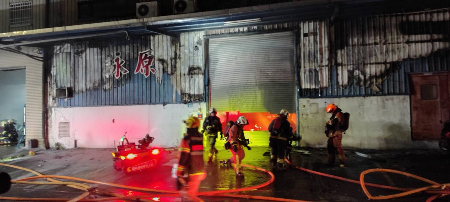 由於現場為連棟鐵皮建築,火勢一度猛烈燃燒並迅速蔓延,消防人員布署多條水線,全力阻止火勢持續擴大。 (圖/記者 施立偉翻攝)