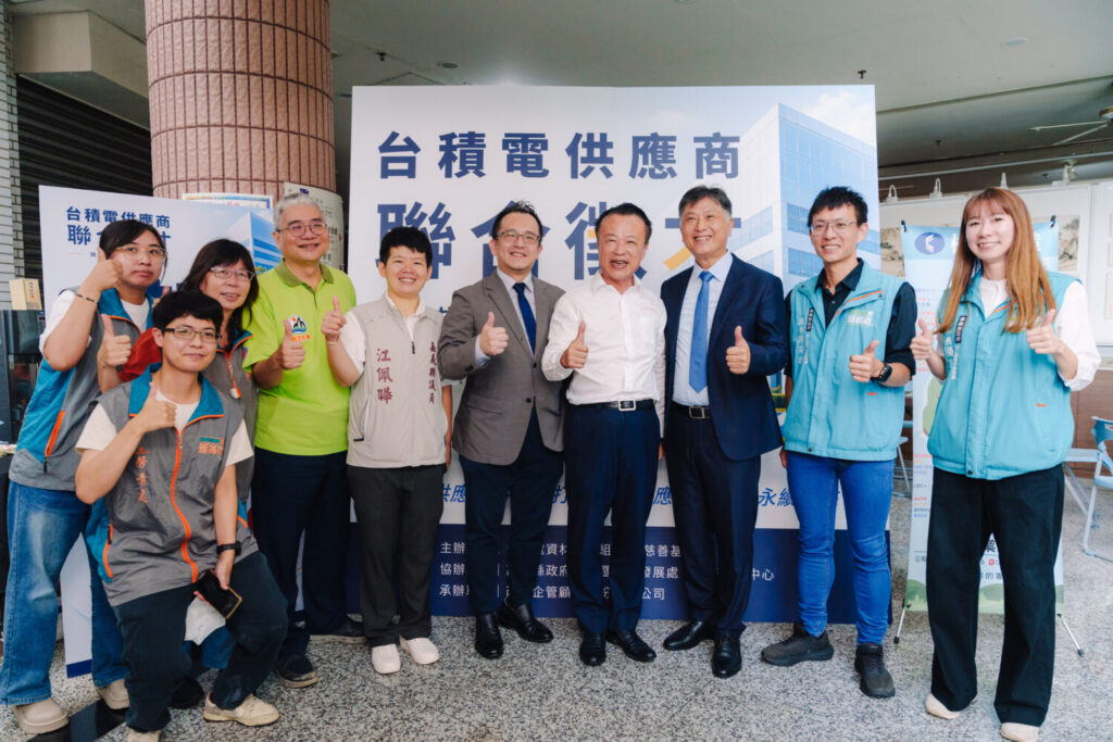 台積電資材管理組織副處長郭坤臟(右3)在一系列聯合徵才中,扮演號召供應商的關鍵角色。(圖/台積電慈善基金會提供)