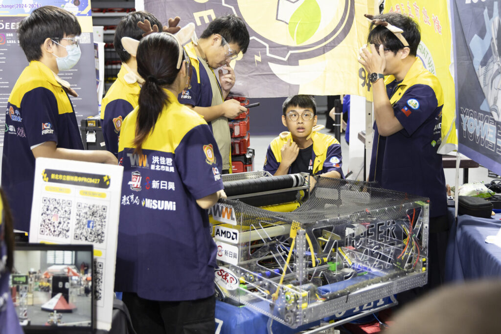 AiFRC學生透過機器人實作與團隊協作,培養跨域解題力。(圖/主辦單位提供)