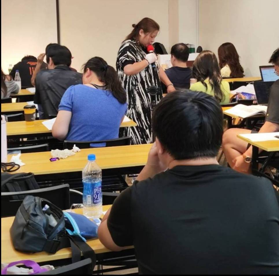 王子娘(站立者)向中小企業分享創業貸款相關資訊。(圖/王子娘提供)