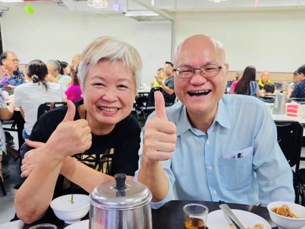 鍾昇華理事長與製作人葉大師於康慈客家慈善音樂會合影。(圖/康慈基金會提供)