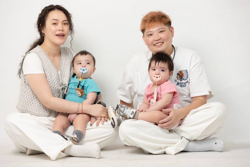 自在森林雞蛋農場「皮老闆」跟龍鳳胎合影。(圖/自在森林雞蛋農場 提供)