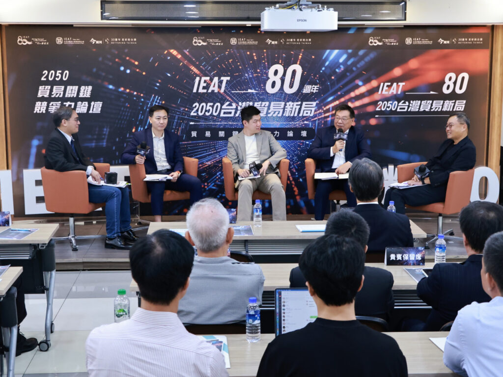 (左起)台北市立大學行銷與管理學系副教授郭建良、新呈工業董事長陳泳睿、斐琛國際執行長劉皓翔、DIGITIMES電子時報社長暨IC之音董事長黃欽勇、《今周刊》研發長王之杰。(圖/今周刊提供)