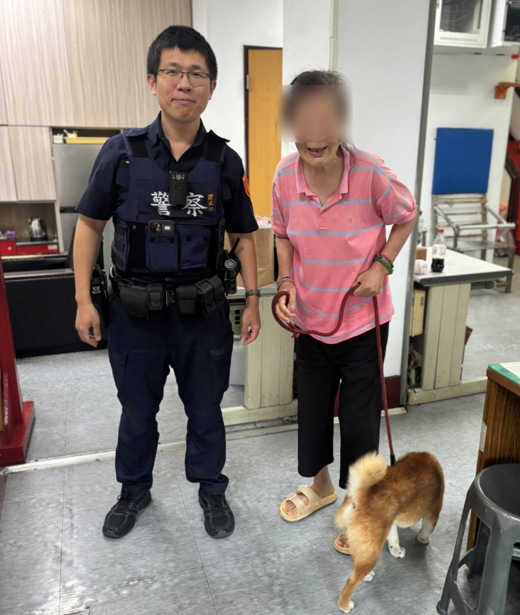 員警積極協助,順利尋獲婦人愛犬。(圖/記者 戴昱弘翻攝)