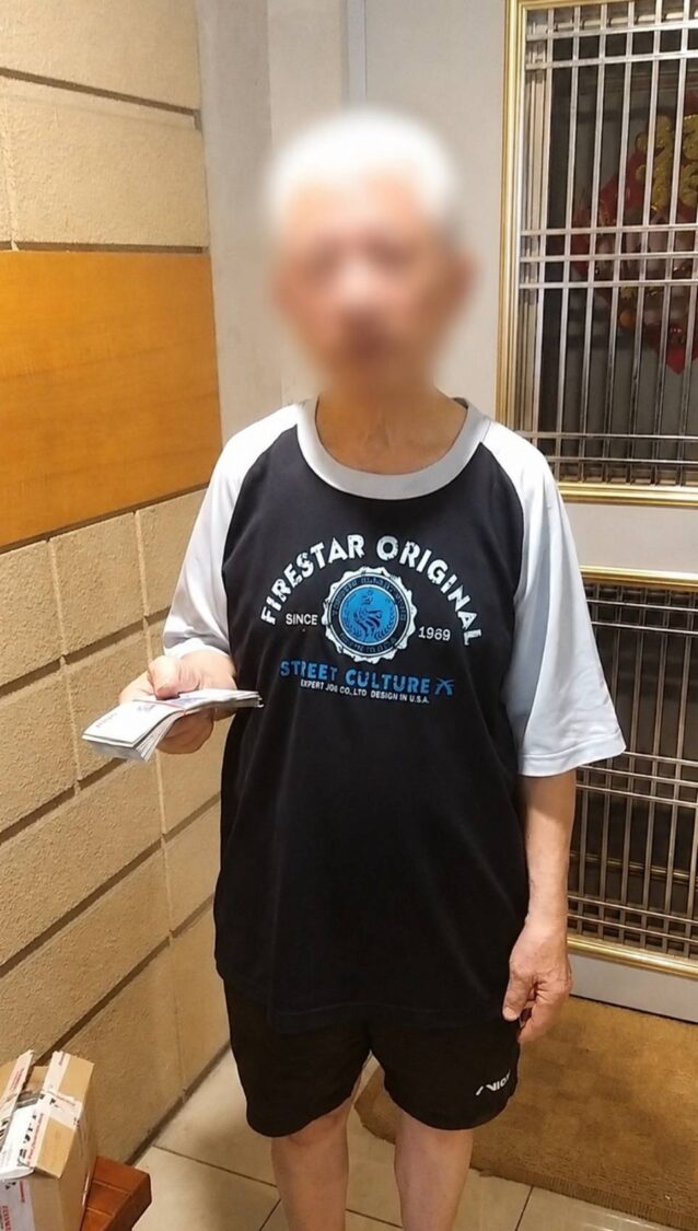 大同分局員警積極解釋說明,攔阻詐騙成功。(圖/記者 戴昱弘翻攝)