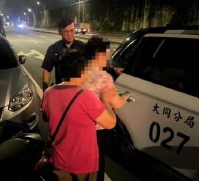 大同分局民族路派出所熱心員警尋獲迷途婦人。(圖/記者 戴昱弘翻攝)