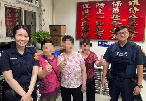 婦人與摯友們與員警合影。（圖／記者 戴昱弘翻攝）