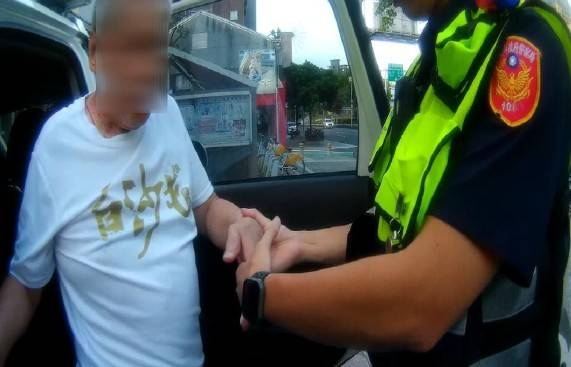 大同分局重慶北路派出所員警護送老翁返所休息。(圖/記者 戴昱弘翻攝)