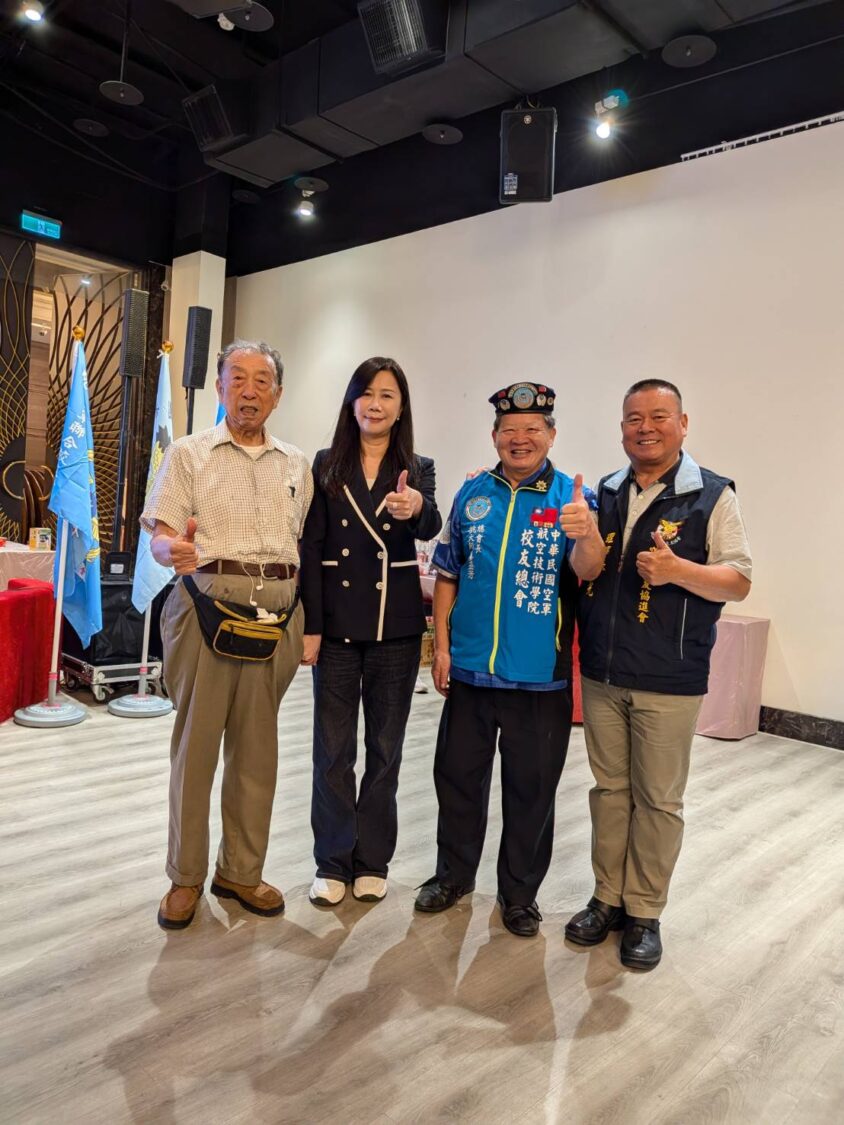 廖總會長當面邀請桃園空軍校友，參加8月15日高雄岡山飛機饗宴，光輝814校友向前行。(圖/空航技總會 提供)