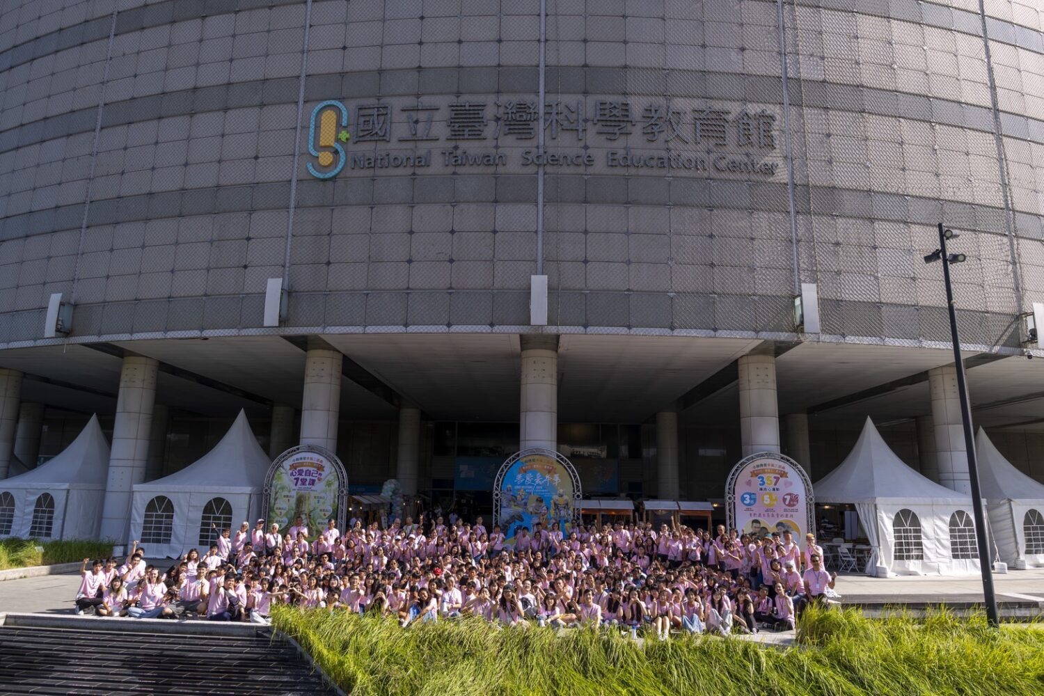 2026善愛嘉年華集結近250位大會與營隊志工,三天共同投入活動服務與偏鄉學童陪伴,成為活動順利進行的重要力量。(圖/小樹傳愛協會 提供)