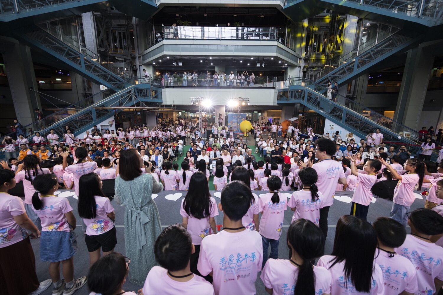 來自偏鄉、非山非市及新住民家庭的孩子,與陪伴他們的營隊志工一起站上舞台,在發起人 Dammy、營隊總召梅國忠帶領下共同演唱,為「2026善愛慶典」揭幕。(圖/小樹傳愛協會 提供)