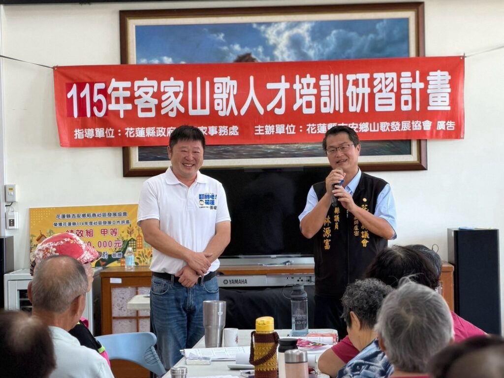 張峻（左）今（14）日在縣議員林源富陪同下，前往參加吉安鄉客家山歌人才培訓研習班。（圖／記者 趙靜姸翻攝）