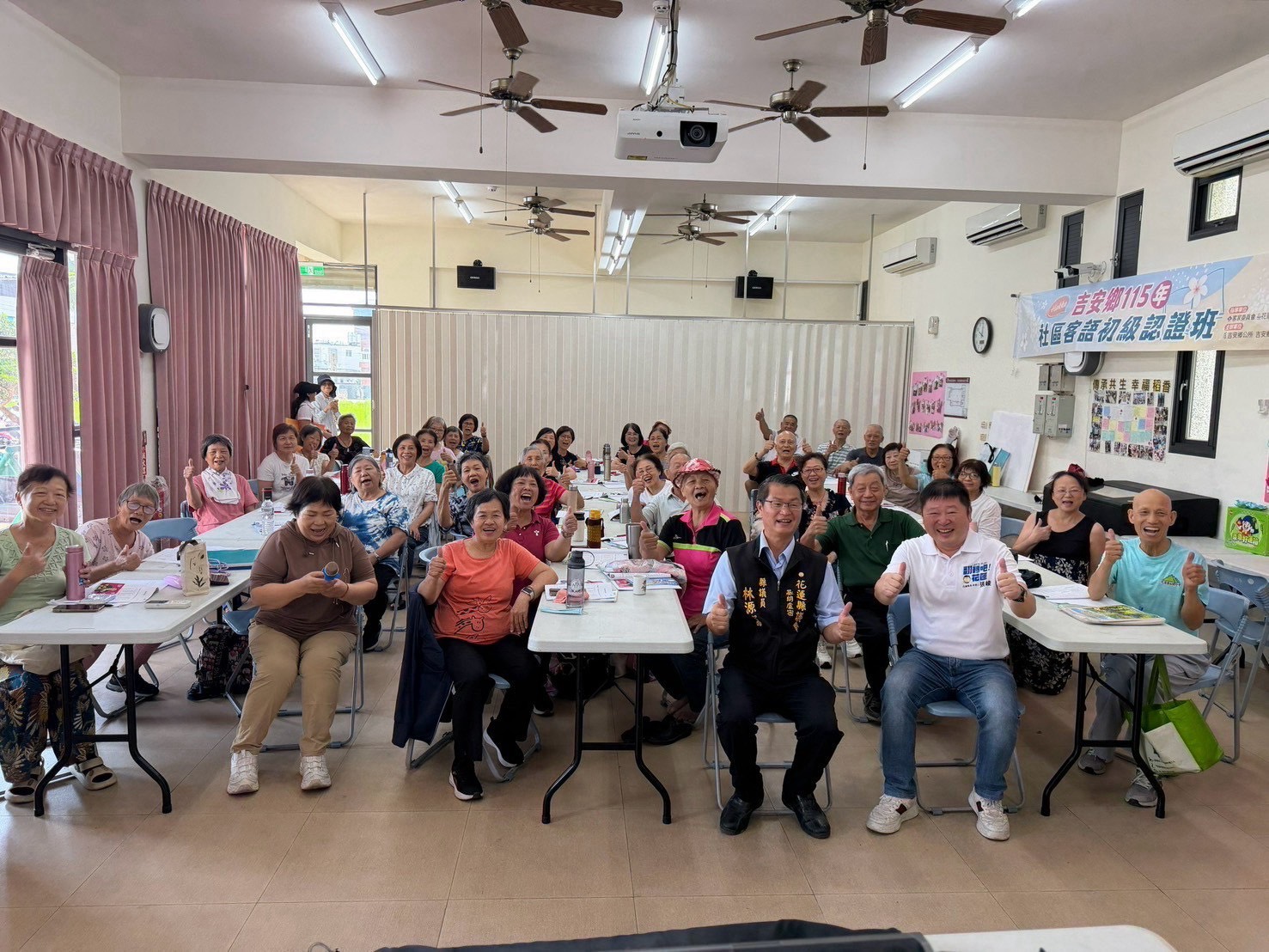 張峻(前排右二)與現場學員及客家長輩親切互動。(圖/記者 趙靜姸翻攝)